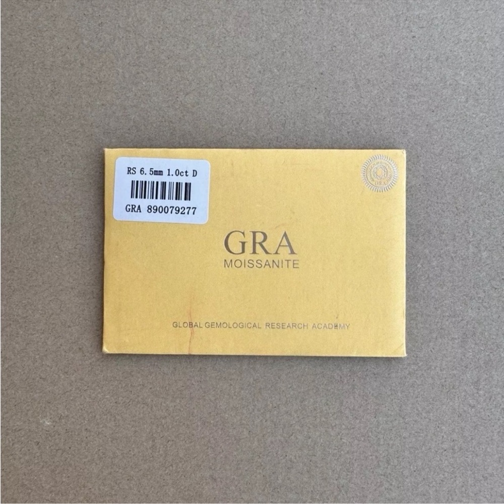 CERTIFIED ONE CARAT MOISSANITE STONE IN SILVER ADJ RING WITH GRA CERTIFICATION - Picture 8 of 9